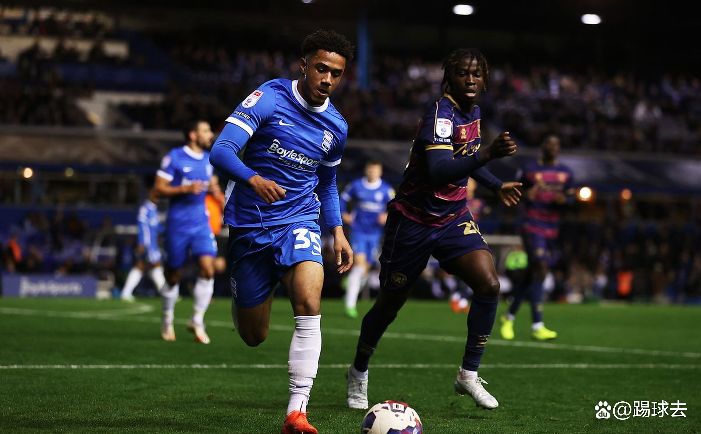 包含利兹联在主场对阵莱斯特城，逼平对手终结连败的词条