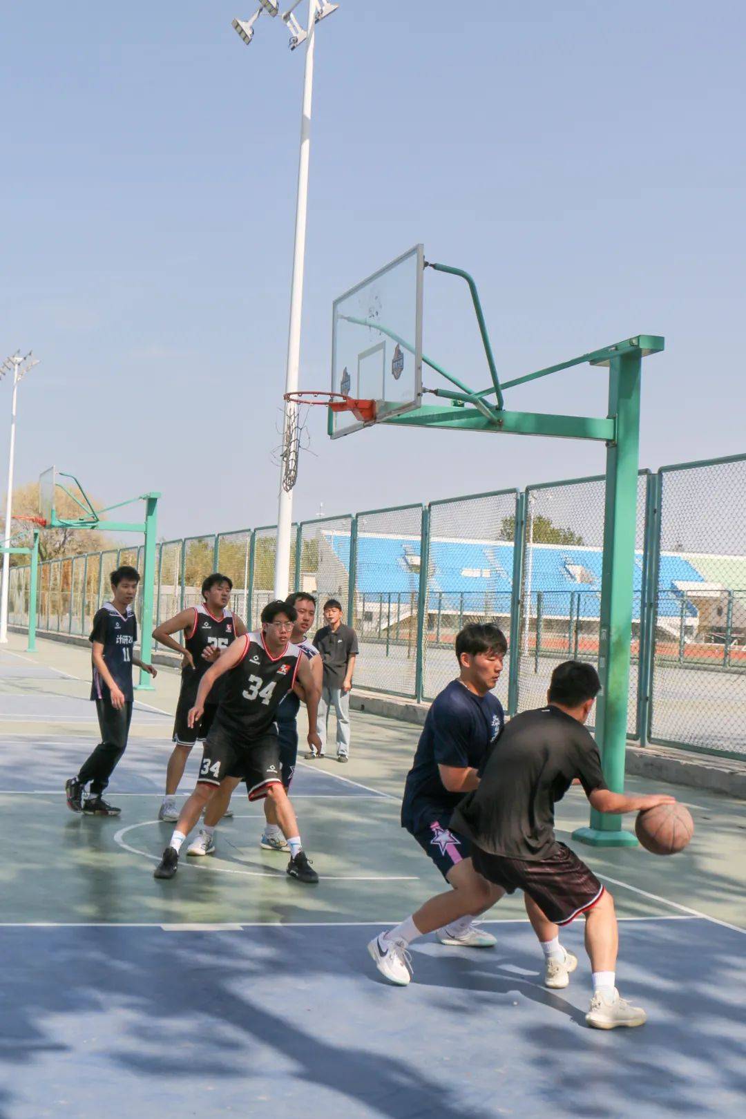 篮球挑战者们顽强拼搏,不畏艰险向着胜利冲刺的简单介绍 篮球挑战者们顽强拼搏,不畏艰险向着胜利冲刺的简单介绍