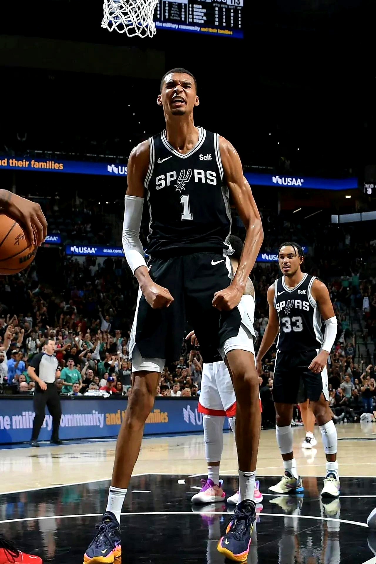 马刺队后卫连续场砍下+得分 马刺队后卫连续场砍下+得分