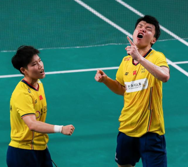 日本队逆转法国队，黄鸭组合带队取胜